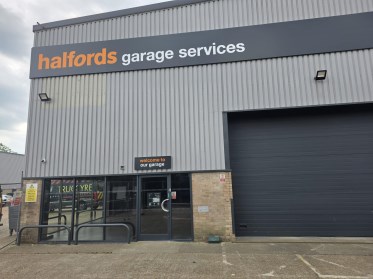 Halfords Garage Services Crawley Rutherford Way branch
